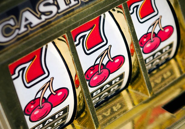 Live Lightning Dice table with three dice and croupier on candu togel